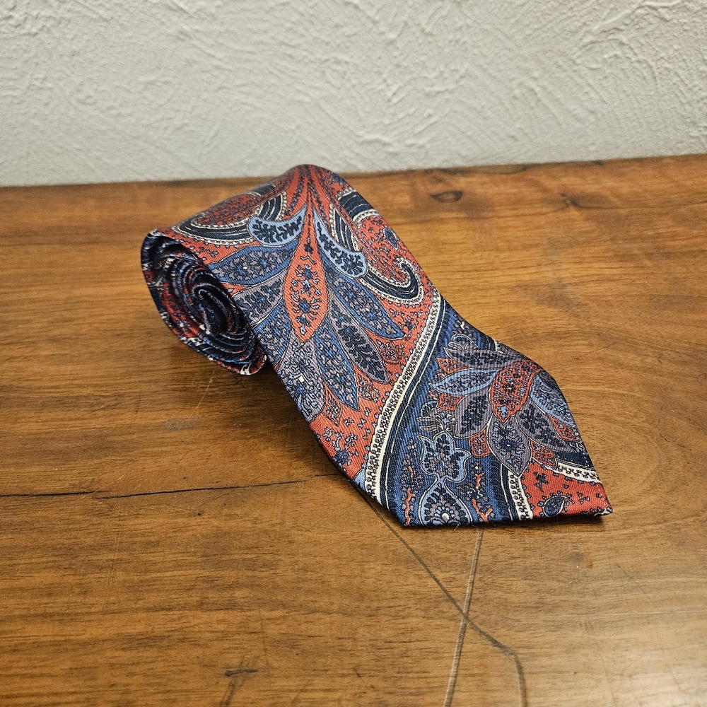 Etienne Aigner Mens Necktie Paisley Red Blue EUC